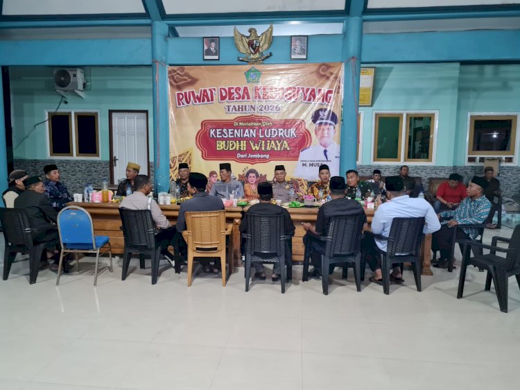 Kapolsek Jabon Silaturahmi dengan Tokoh Agama dan Masyarakat di Ruwat Desa Keboguyang
